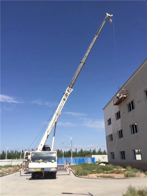 广丰区“轻装强干”—— 吊车的 “轻量化臂架” 技术